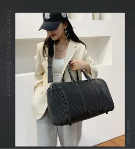 Schwarze karierte Reise-Duffel-Tasche aus Kunstleder mit Griffen und Schultergurt.
