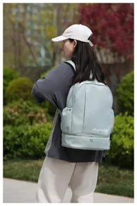 Vista dettagliata dello zaino sportivo in tessuto oxford verde menta con separazione bagnato.