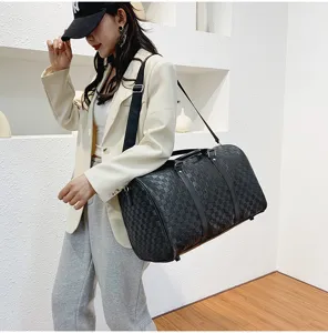 Schwarze karierte geprägte Reisetasche, weiche Leder Großraum Sport- und Reisetasche.