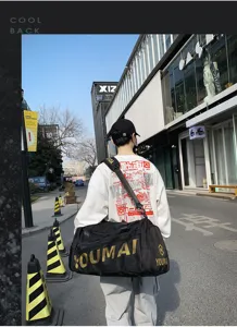 Grand sac de voyage de sport avec bandoulière, sac de fitness tendance et pratique.