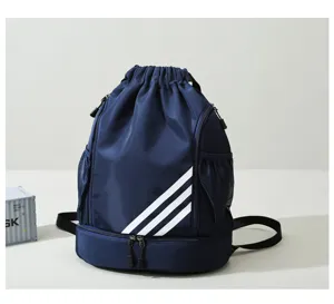 Primo piano dettaglio dello zaino sportivo blu scuro con scomparto inferiore con zip.