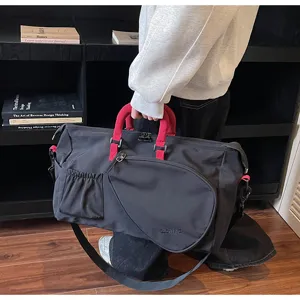 Grande borsa da viaggio sportiva, elegante borsa da badminton con manici e comode tasche pratiche.