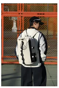 Vue détaillée du grand sac à dos de sport beige et noir, idéal pour le tennis et le plein air.