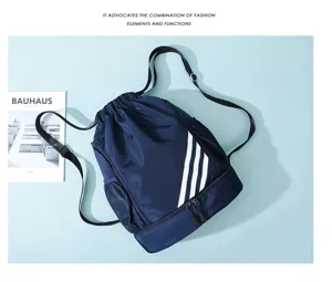 Zaino sportivo blu con tre strisce, grande capacita per pallacanestro e nuoto sport.