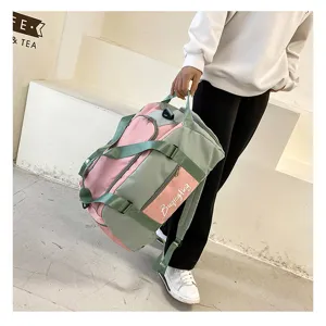 Vue détaillée d'un sac de sport multicolore avec compartiment chaussures et séparation humide.