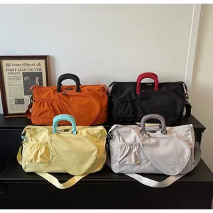 Grande borsa da viaggio e sport per tennis e badminton con scomparto racchetta e tracolla.