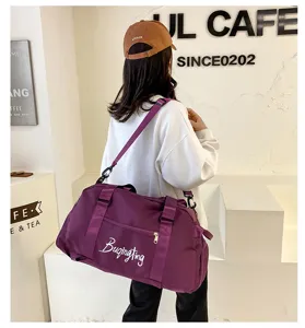 Vue détaillée du sac de sport violet avec bandoulière dans une scène de vie moderne.