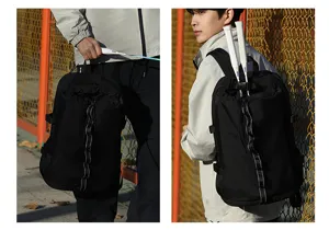 Vue détaillée d'un grand sac à dos de sport noir pour équipement de badminton et de tennis.