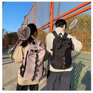 Vue détaillée en plein air montrant le sac à dos de sport avec une grande capacité.