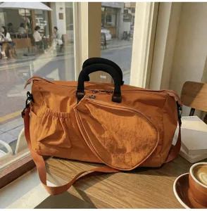 Grande borsa sportiva da viaggio con scomparto racchetta, borsone arancione dettaglio.