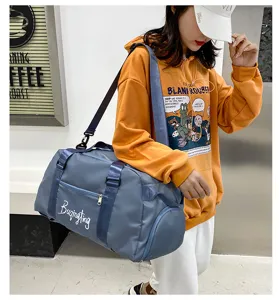 Sac de sport de voyage multifonctionnel contrasté avec compartiment à chaussures pour femmes.