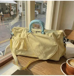 Grande borsa sportiva gialla di grande capacita per viaggi, fitness, palestra e tennis.