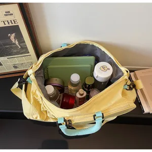 Dettaglio della borsa da viaggio sportiva gialla con grande capacità e scomparti.
