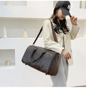 Dunkelbraune karierte geprägte Reise-Duffel-Tasche für Damen, großes Leder-Gepäck.