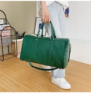 Grüne karierte geprägte Reisetasche im Detail, große weiche Leder Sport Fitness Tasche.