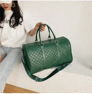 Grüne karierte geprägte Reisetasche aus weichem Leder, großes Gepäckstück und Sporttasche Detail.