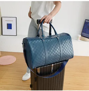 Blauer karierter Reisetasche Duffle Bag aus Weichleder, große Kapazität für Sport und Gepäck.