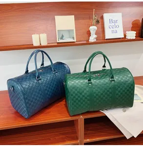 Detailaufnahme der weichen Leder Reisetasche im Grossformat mit stilvollem Karomuster.