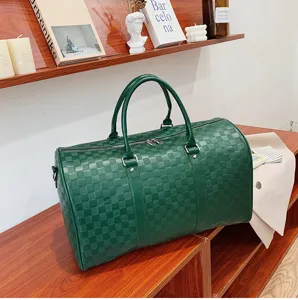 Dunkelgrüne weiche Leder-Reisetasche mit stilvollem Karomuster und praktischen Handgriffen.