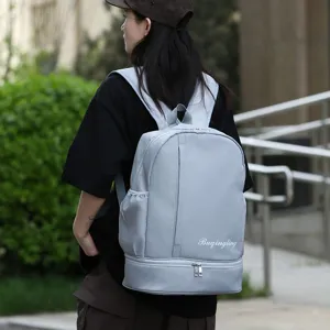 Zaino sportivo grigio con scomparto scarpe, tessuto oxford, separazione asciutto e bagnato.
