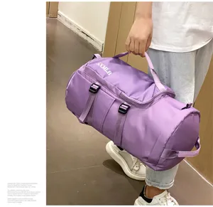 Grande capacita viola cilindrico viaggio borsa con manici e cinghie per uso esterno.