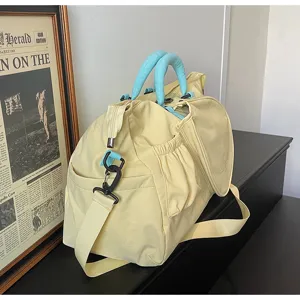 Grande borsa da viaggio sportiva in giallo chiaro con manici blu per palestra e fitness.