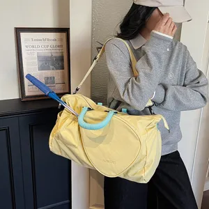 Grande borsa sportiva gialla per badminton con manico e tracolla per fitness e viaggio.