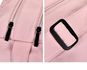 Roze fitness reistas detail met zwarte ritsen en verstelbare gesp voor comfort.