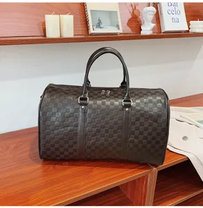 Braune karierte Reisetasche aus weichem Leder, grosse Kapazitaet fuer Sport und Urlaub.