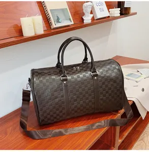Detailaufnahme der braunen karierten Reisetasche mit weichem Leder und stabilen Griffen.