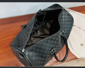 Detailansicht der schwarzen karierten Reisetasche aus weichem Leder mit Reißverschluss.