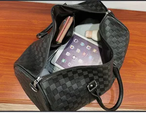 Schwarze karierte Reise-Duffelbag Detailansicht, große Kapazität, weiches Leder für Wochenendtrips.