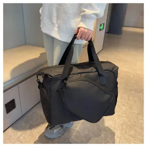 Vue detaillee du sac de sport multifonctionnel noir avec grande capacite pour le fitness.