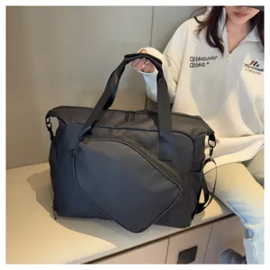 Grand sac de sport noir sac de tennis leger avec compartiment a chaussures et raquette.