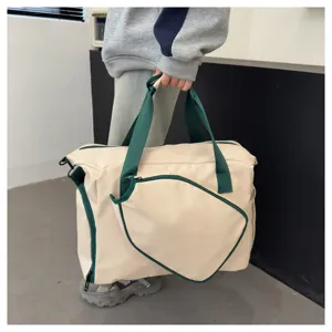 Gros plan detaille d un grand sac de sport beige avec des sangle vertes et poche pour raquette.