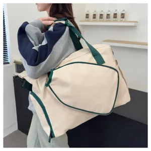 Grand sac de sport et de tennis avec bandoulière et compartiment raquette pour voyage.