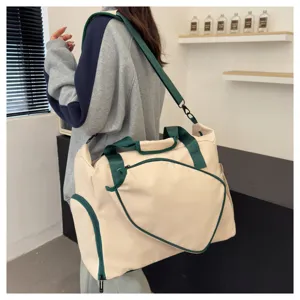Vue détaillée du grand sac de sport avec sangles vertes et design beige pour tennis.