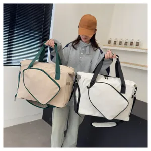 Grand sac de sport fourre-tout pour tennis avec compartiment chaussures et bandoulière.