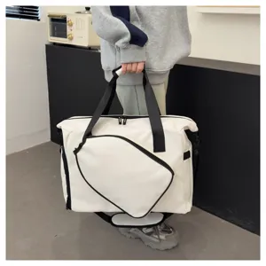 Grand sac de sport de tennis avec compartiment chaussures et sac bandoulière léger.