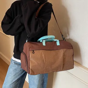 Large capacity fitness travel bag with stylish plaid pocket and comfortable shoulder strap for gym.