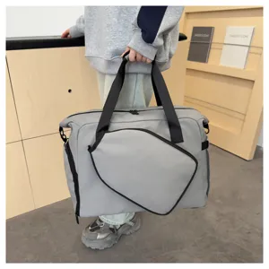 Vue détaillée du sac de sport gris pour raquette avec compartiment à chaussures.