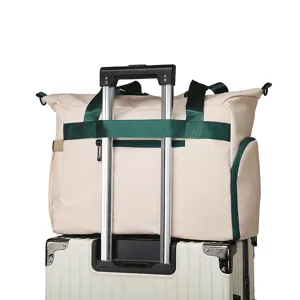 Grand sac de sport et de voyage léger avec fixation pour valise et compartiment à chaussures.