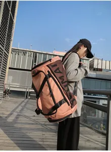 Vue détaillée en plein air du sac à dos de voyage et de fitness rose et polyvalent.