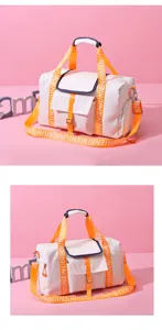 Bolsa de deporte de tela oxford con correas coloridas, ideal para viajes y gimnasio.