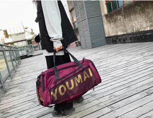 Grand sac de voyage sport étanche avec poignée confortable et impression de lettres élégante.