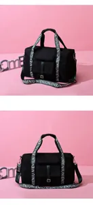 Bolsa de deporte negra de tela oxford con gran capacidad, correas resistentes y diseño.