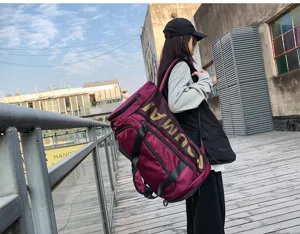 Grand sac de sport de voyage avec séparation sec humide et compartiment à chaussures.