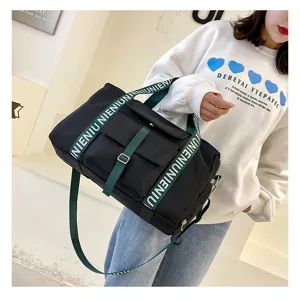 Gran bolsa de deporte negra con correas verdes, ideal para fitness, viajes y uso diario.