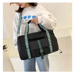 Bolso de viaje deportivo de tela oxford con gran capacidad y correas verdes detalle.