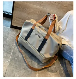 Grand sac de voyage de sport avec compartiment sec et humide et bandouliere pour le fitness.